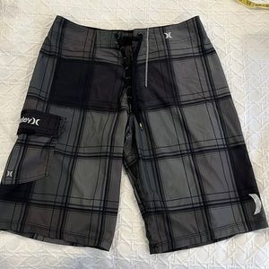 Hurley Mens board shorts - sz 28